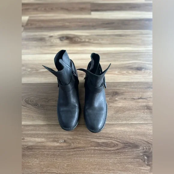 UGG womens Elysian leather black ankle heel boots size 6.5 - Picture 2 of 6